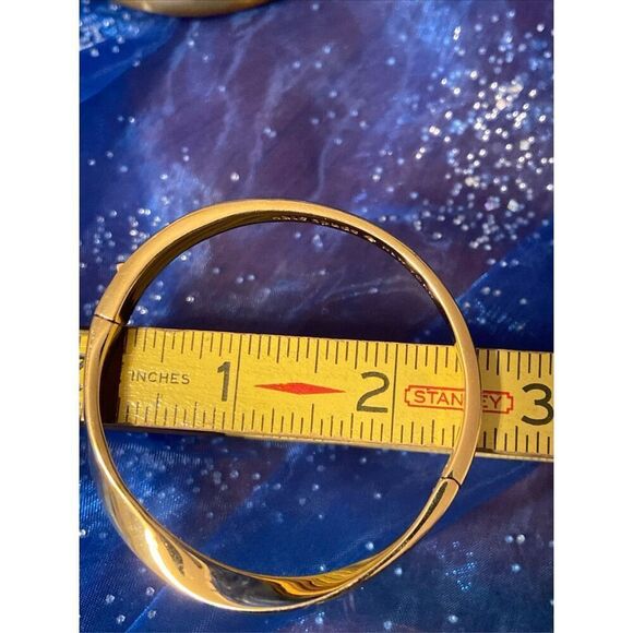 EUC Kate Spade Gold Tone Do The Twist Hinged Bangle Bracelet size 6.75 - Picture 7 of 10